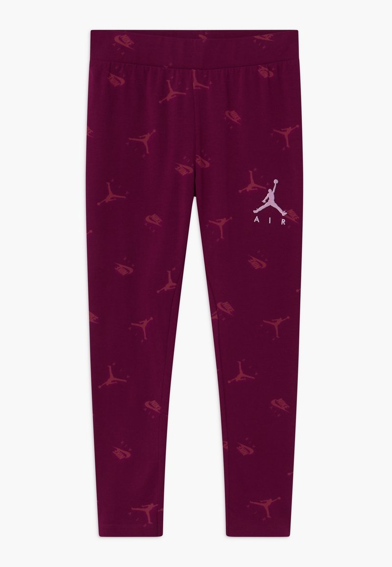 Bordowe legginsy z powtarzającym się wzorem logo oraz białym logo Air Jordan na lewej nodze, wykonane z elastycznego materiału.