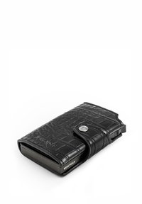 Czarny skórzany portfel z wzorem krokodyla, z zapięciem na guzik i widoczną nazwą marki "MONEYHOLD", o eleganckim prostokątnym kształcie.