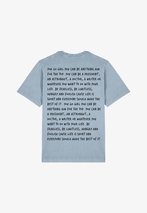 Lichtblauw T-shirt met korte mouwen, voorzien van vetgedrukte zwarte tekst op de achterkant met motiverende zinnen over ambitie en levenskeuzes.