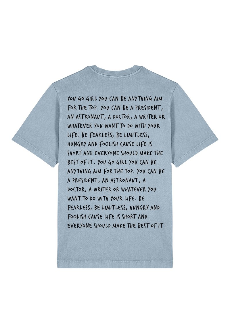 T-shirt bleu clair à manches courtes avec un texte noir en gras au dos, comprenant des phrases motivantes sur l'ambition et les choix de vie.