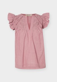 Ροζ μπλούζα με κοντά μανίκια, βαθύ V-λαιμόκοψη, βολάν στα μανίκια και ρυτιδωτές λεπτομέρειες στους ώμους και το στήθος.