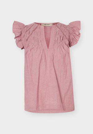 Ροζ μπλούζα με κοντά μανίκια, βαθύ V-λαιμόκοψη, βολάν στα μανίκια και ρυτιδωτές λεπτομέρειες στους ώμους και το στήθος.