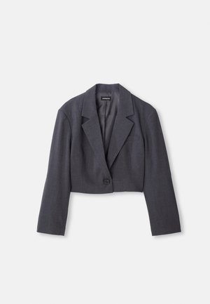 Kuttet mørk grå blazer med strukturert krage, enkel knappelukking og lange ermer. Lett tekstur med detaljert frontlomme.