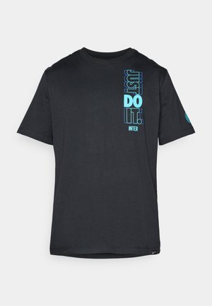 T-shirt en coton noir avec un imprimé graphique vertical bleu portant les inscriptions "JUST DO IT !" et "INTER" à l'avant. Manches courtes et col rond.
