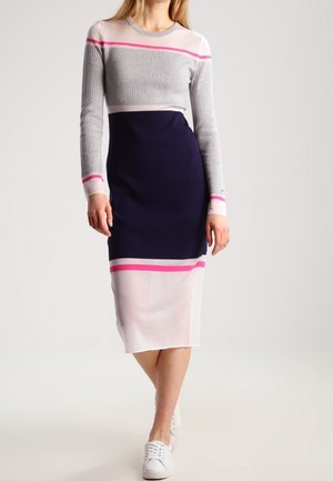 Sukienka dzianinowa z długimi rękawami, szarym górnym partiem i ciemnoniebieską spódnicą w różowo-białe poziome paski. Gładka faktura i dopasowany krój.