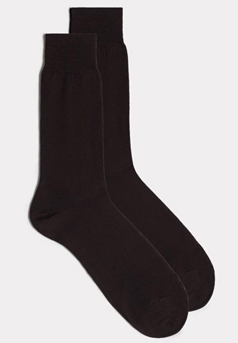 Calcetines de algodón negros con una textura suave, de longitud media y con puños acanalados. Diseño sencillo sin patrones ni adornos.