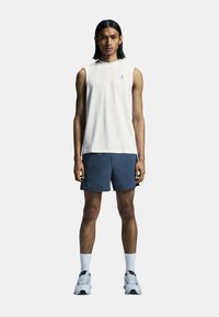 On TRAIN TANK - Linne - white