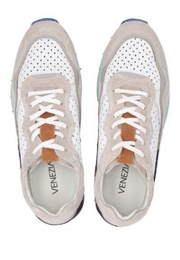 Sneaker mit einem oberen Teil aus weißem Mesh, beigen Wildlederakzenten, einem braunen Lederetikett und hellblauen Details an der Spitze. Weiße Schnürsenkel, strukturiertes Profil.