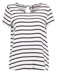 T-shirt blanc à manches courtes avec des rayures horizontales noires, doté d'un col rond et d'une petite ouverture en forme de clef à l'arrière.