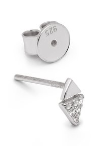 Pendientes de plata con un diseño triangular, adornados con piedras claras, y un reverso redondo estampado con "925". Textura suave y acabado pulido.