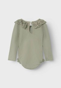 Långärmad, ribbad bodysuit i dämpad grön med en dekorativ spetskrage och en knappstängning bak; volangkant vid benen.