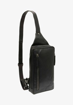 Zwarte leren schoudertas met een rechthoekige vorm, ritsvakken en een verstelbare riem. Voorzien van een gladde textuur en een minimalistisch ontwerp.