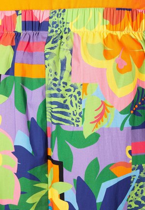 Multikleurige stof met grote bloemen- en abstracte patronen in oranje, groen, blauw, roze en paars, met een gesmokt tailleband.