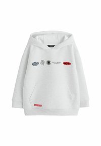 Sweatshirt à capuche gris clair en tissu doux. Comprend une poche avant et divers logos imprimés dans des couleurs contrastantes.