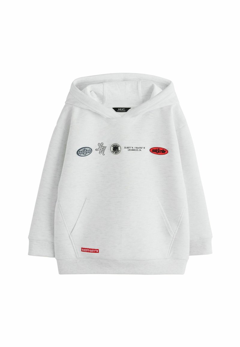 Sweatshirt à capuche gris clair en tissu doux. Comprend une poche avant et divers logos imprimés dans des couleurs contrastantes.