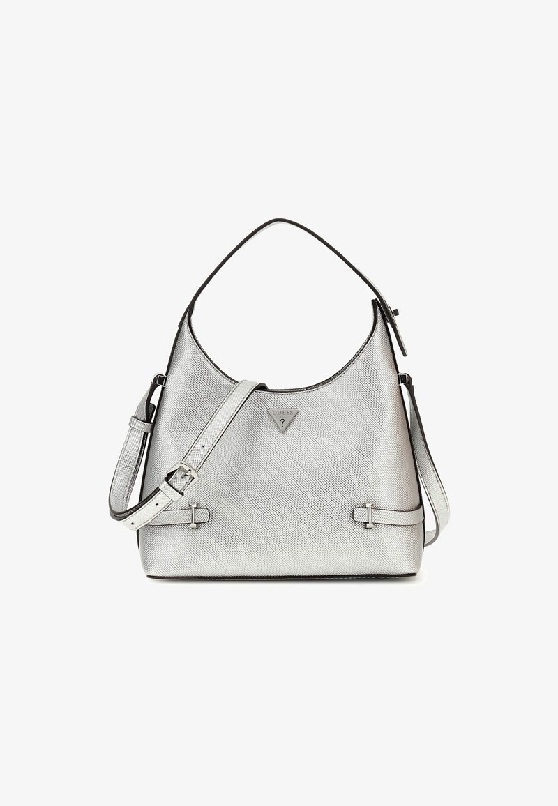 Sac à bandoulière en cuir texturé argenté avec une sangle réglable et un logo Guess triangulaire sur le devant.