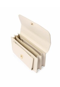 Beige lædertaske med klaplukning og guldhardware. Indvendigt har den flere rum, herunder et med lynlås.