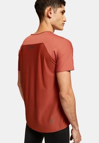 On PERFORMANCE - Sports T-shirts - auburn   ruby