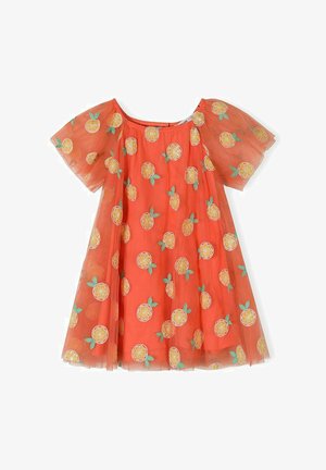 Robe orange à manches courtes avec manches bouffantes transparentes et motifs brodés de fruits d'orange et de feuilles vertes sur toute la surface.