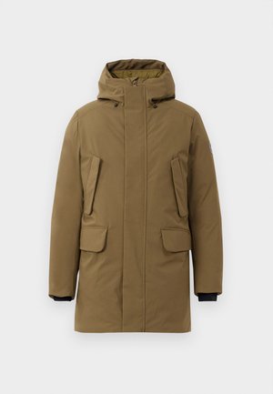 Parka verde oliva con capucha, que cuenta con dos grandes bolsillos frontales, cierre de cremallera y puños de manga negros. Textura suave, diseño de longitud media.