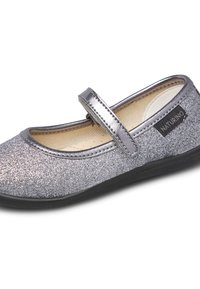 Scarpa piatta argento glitterata con punta tonda, suola in gomma nera e cinturino regolabile sul collo del piede. L'interno è dotato di una fodera leggera.