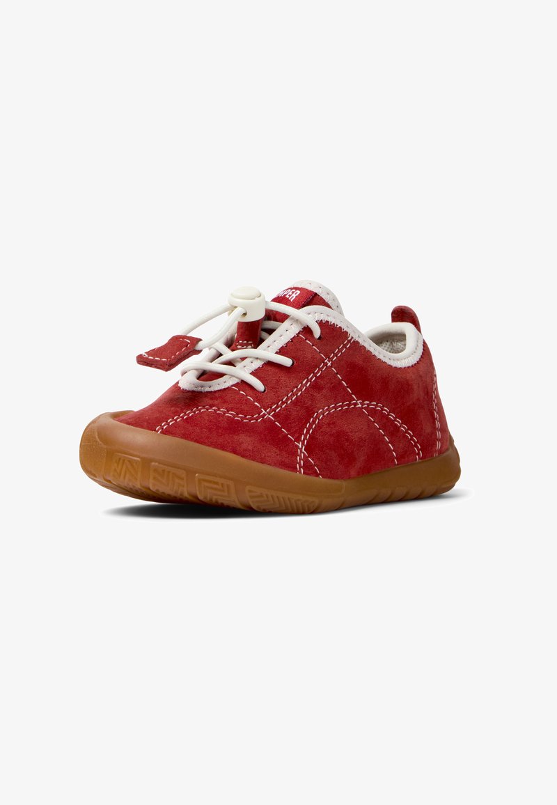 Chaussures pour enfants en daim rouge avec lacets et coutures blancs. Semelle en caoutchouc arrondie avec motif antidérapant texturé. Système de verrouillage des lacets pour un ajustement facile.