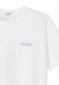 T-shirt blanc à manches courtes avec un imprimé bleu clair et jaune portant la mention "SARDINAS DEL MAR" accompagné d'un graphique de tranche de citron.