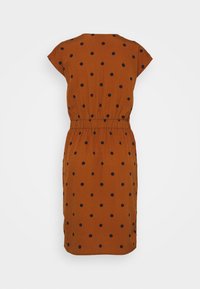 Robe couleur rouille à manches courtes, taille élastique et pois navy. Coupe droite avec un décolleté arrondi et une texture lisse.