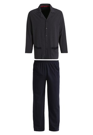 Ensemble de pyjama marine composé d'une chemise à pois à manches trois-quarts et d'un pantalon uni marine assorti avec une taille élastique.