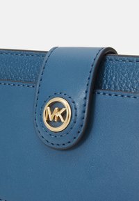 MICHAEL Michael Kors CHARM TAB BIFOLD - Rahakott - dark chambray