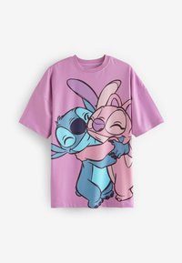 T-shirt viola a maniche corte con una grafica di due personaggi dei cartoni animati che si abbracciano, con colori blu e rosa predominanti nel design.