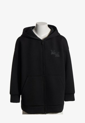 Sweat à capuche noir zippé avec poches devant, avec petit logo brodé "MM" sur la poitrine gauche.