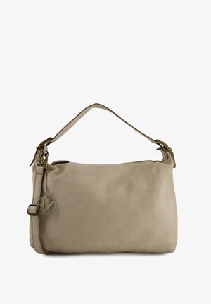 Beige Leder-Schultertasche mit verstellbarem Riemen und rundem Metall-Logoanhänger, der nahe der seitlichen Schnalle hängt.