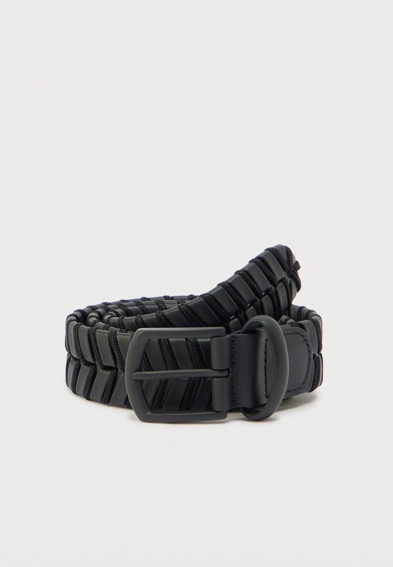 Μαύρη υφασμάτινη ζώνη κατασκευασμένη από ανθεκτ ικό υλικό, με ορθογώνια αγκράφα και υφή με οριζόντια στοιχεία.