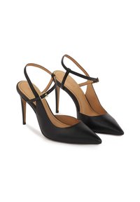 Musta nahkainen slingback-korokepakara, jossa terävät varpaat, säädettävä nilkkahihna ja ohut stiletto-korko. Liukas pinta vähäisillä koristeilla.