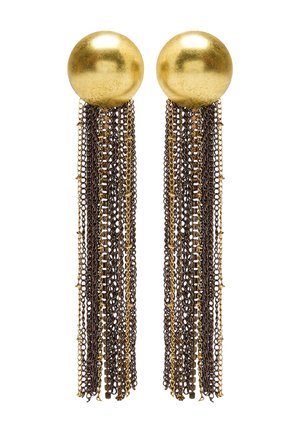 Złote okrągłe kolczyki z długimi, kaskadowymi łańcuchami z ciemnego metalu. Łańcuchy mają różne tekstury i ogniwa, co dodaje wizualnego zainteresowania i ruchu.