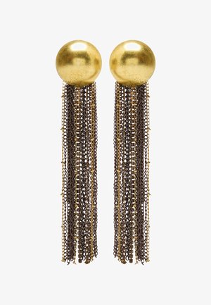 Złote okrągłe kolczyki z długimi, kaskadowymi łańcuchami z ciemnego metalu. Łańcuchy mają różne tekstury i ogniwa, co dodaje wizualnego zainteresowania i ruchu.