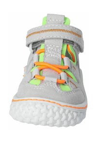 Graues Textil-Sportschuh mit neongrünen Akzenten, orangenen Schnürsenkeln und einem Klettverschluss. Verfügt über eine strukturierte Sohle für besseren Halt und dehnbarem Material.