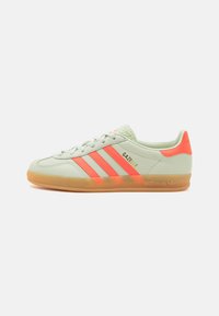 GAZELLE INDOOR - Tenisice - linen green/solar orange