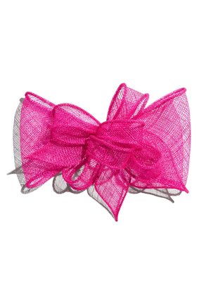 Lyserød dekorativ net sløjfe med flere løkker og spidse kanter, der kaster en skygge på en hvid baggrund.