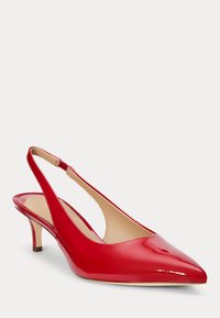 Raudoni patentinio odos slingback bateliai su smailiu pirštu, žemu kitten kulniuku ir išpjova šonuose. Lygus tekstūra su blizgiu paviršiumi.