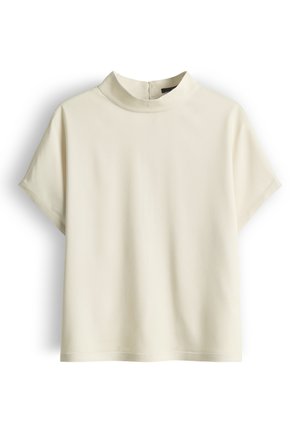 Crèmekleurige blouse met korte mouwen, mockneck en licht boxy pasvorm, afgebeeld tegen een witte achtergrond.