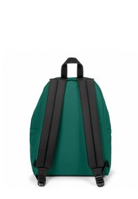 Mochila verde con correas ajustables negras, un asa superior y una textura de tejido liso y sólido. Diseño simple y redondeado sin logotipos visibles.