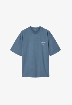 T-shirt blu a maniche corte con scollo rotondo, con piccolo logo bianco "ALLSAINTS" e testo giapponese sul petto a sinistra.