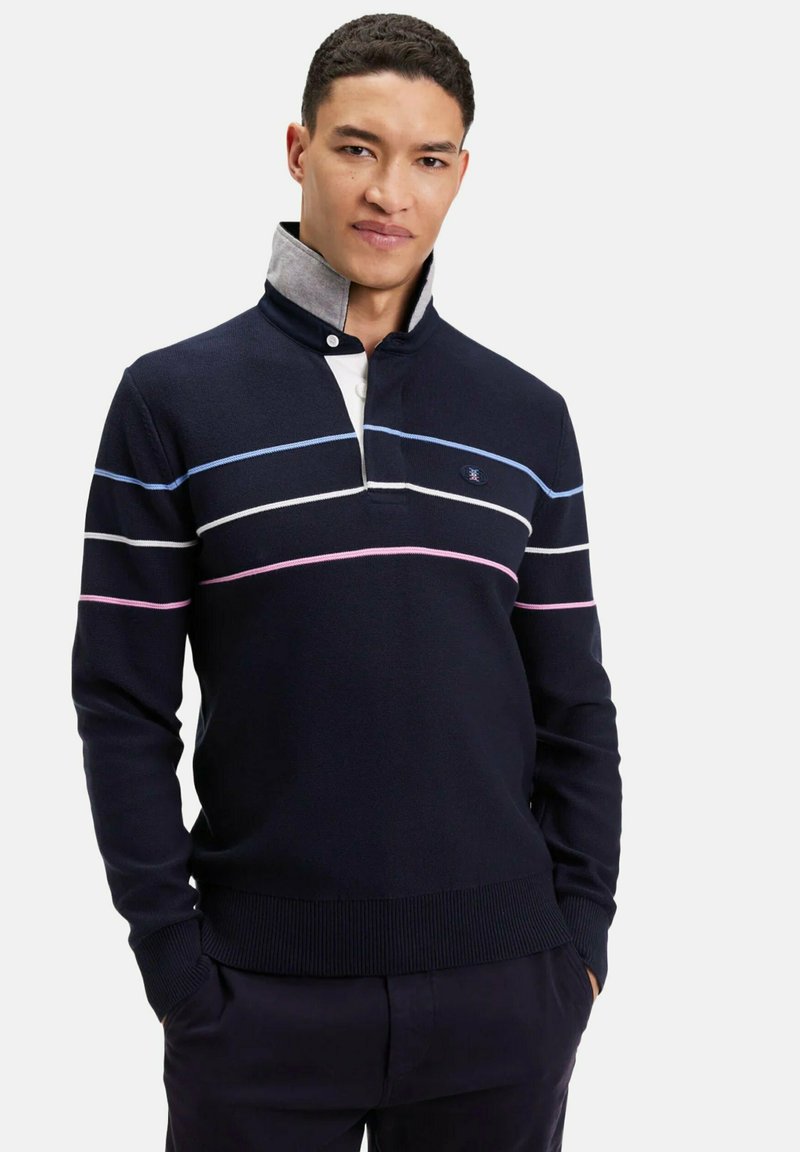 Pull marin avec un col et une patte de boutonnage à trois boutons. Présente des rayures horizontales en bleu clair, blanc et rose. Texture en maille.
