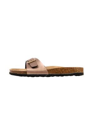 Brun slip-sandal med kork-sål, sort bund og en enkelt justerbar metalrem med spænde i guld.