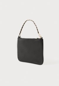 Μαύρη δερμάτινη γυναικεία τσάντα με λεία υφή, ορθογώνιο σχήμα και χερούλι αλυσίδα. Διαθέτει επάνω φερμουάρ και μινιμαλιστικό σχέδιο.