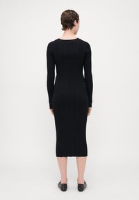 Vero Moda Tall VMNINA O NECK CALF - Vabalt langev kleit - black/birch