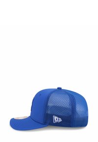 Blaues Basecap mit einer festen Vorderseite und einem Mesh-Rücken, mit einem flachen Schirm und einem kleinen Logo an der Seite. Akzentuiert mit einem gemusterten Schirm.