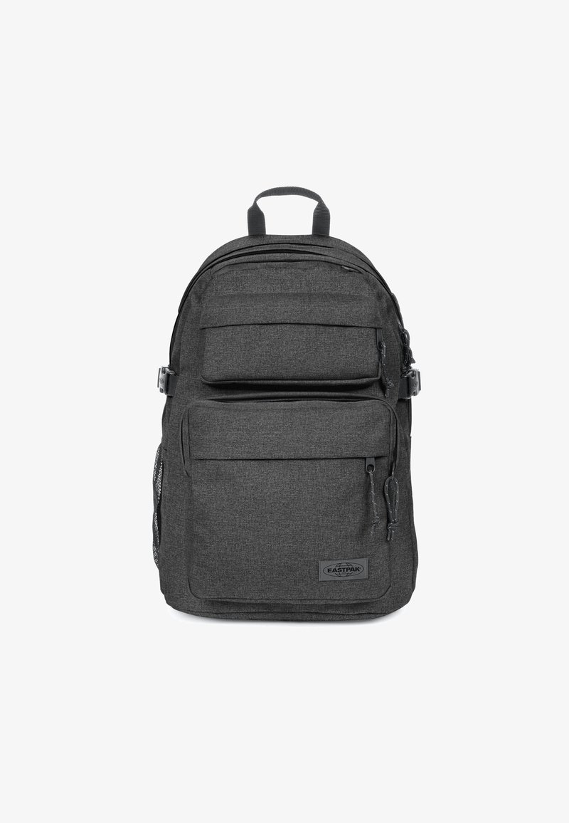 Czarny plecak wykonany z teksturowanej tkaniny, z wieloma kieszeniami na zamek, uchwytem na górze oraz regulowanymi szelkami.